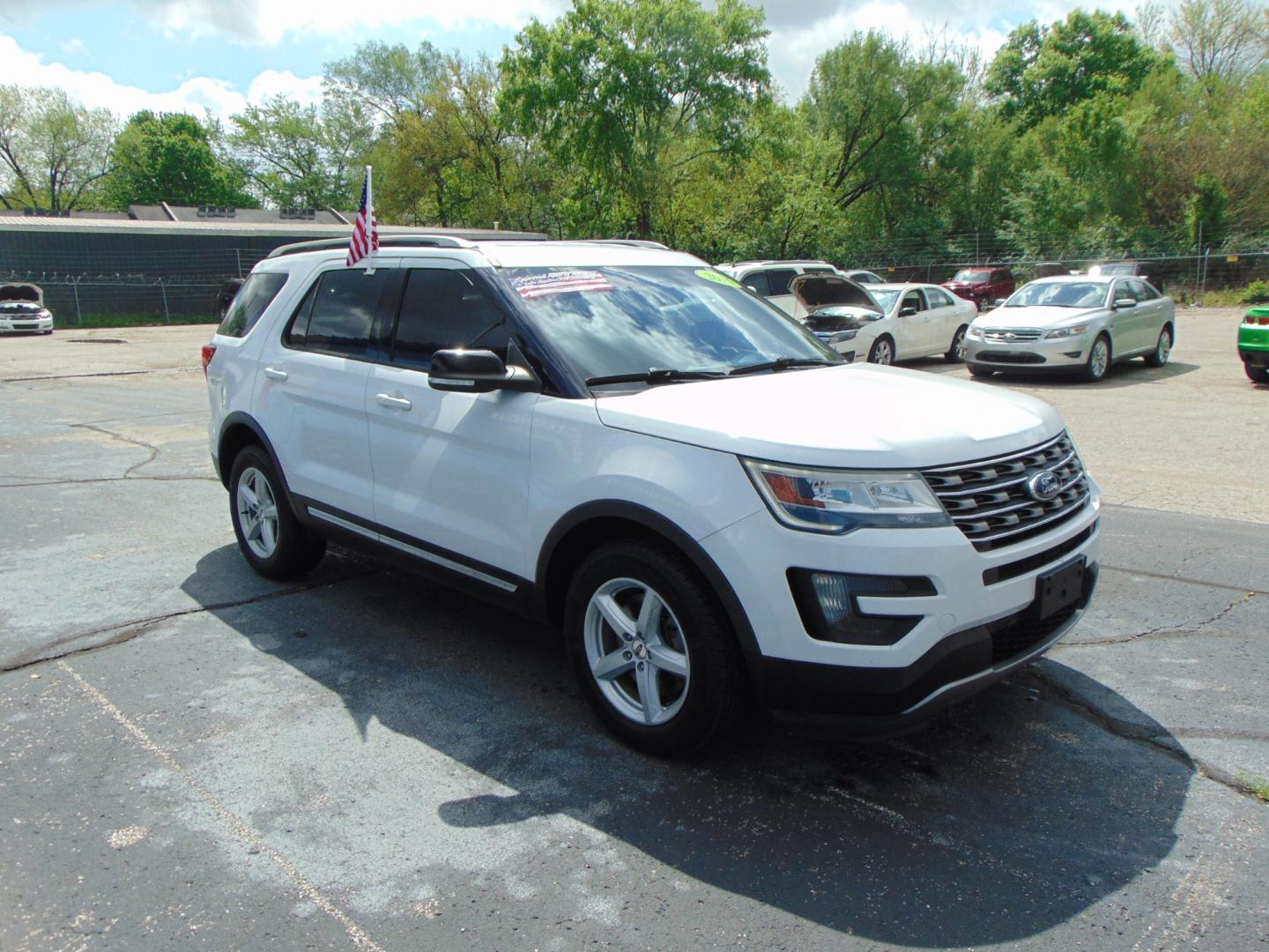 2016 Ford Explorer (1FM5K8D81GG) , located at 2105 Dixie Hwy, Louisville, KY, 40210, (502) 772-3333, 38.220932, -85.795441 - Photo#1